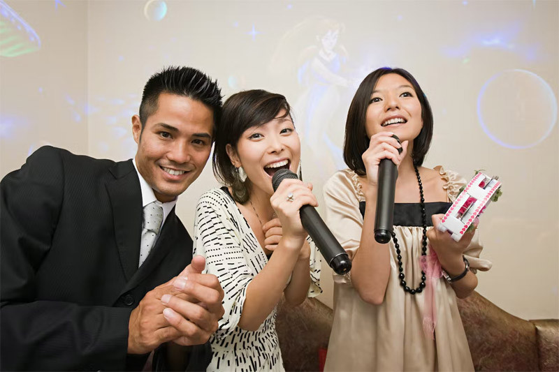 BẠN CÓ THÍCH HÁT KARAOKE KHÔNG? HÁT KARAOKE MANG LẠI NHỮNG LỢI ÍCH GÌ?