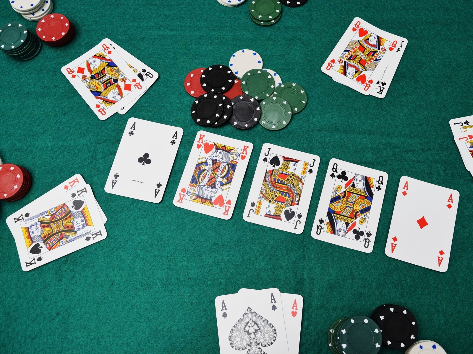 Poker Online I9BET: Cách Sử Dụng Bluffing Để Chiến Thắng – Nghệ thuật đánh lừa đối thủ