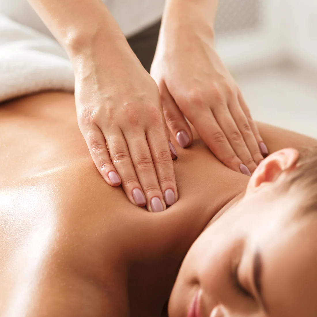 Massage Tận Nơi Cho Người Cao Tuổi: Sự Cân Nhắc và Lợi Ích